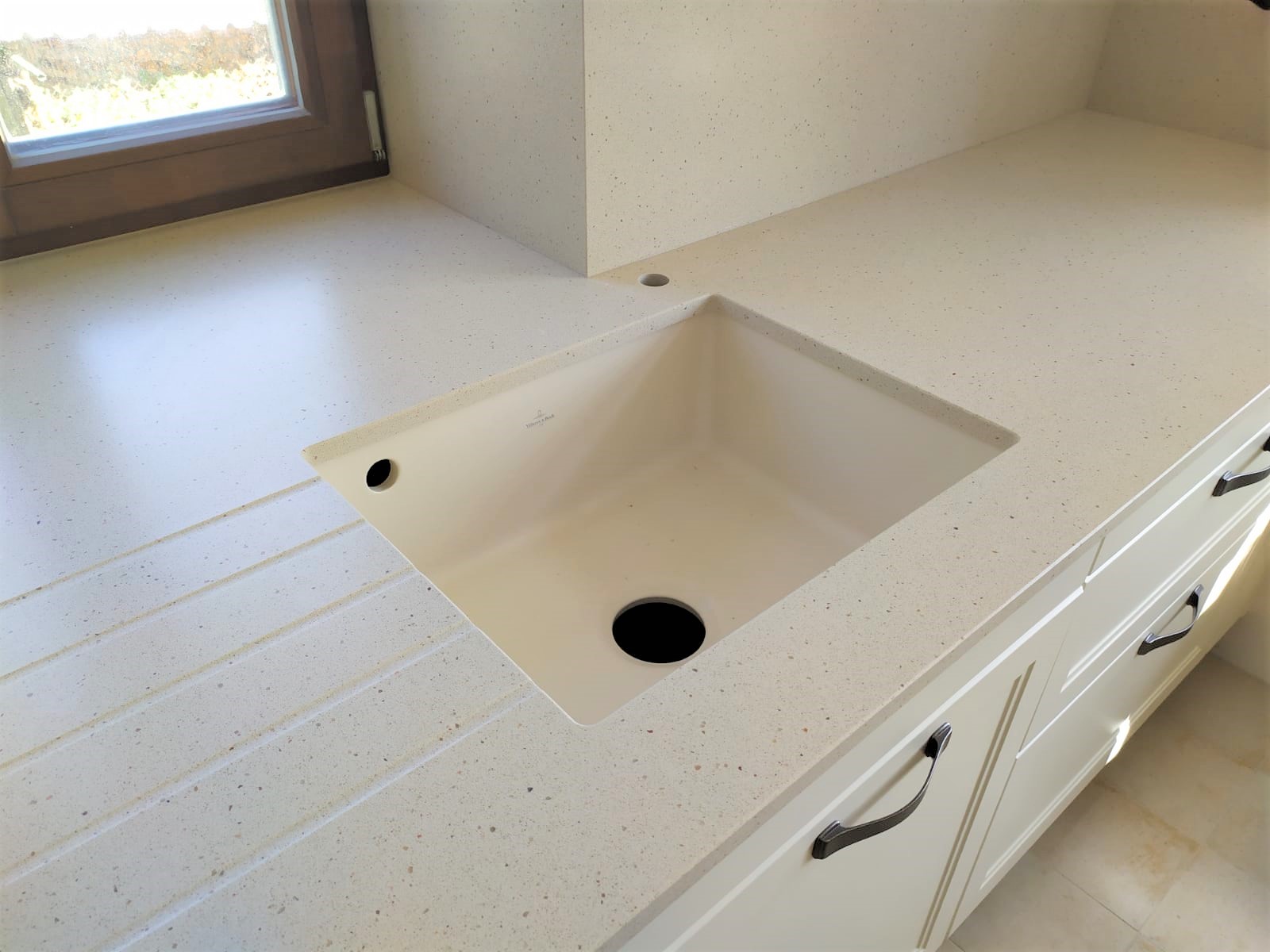 Kuchyň Silestone Blanco Capri